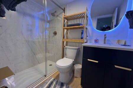 Nice practical bathroom for you