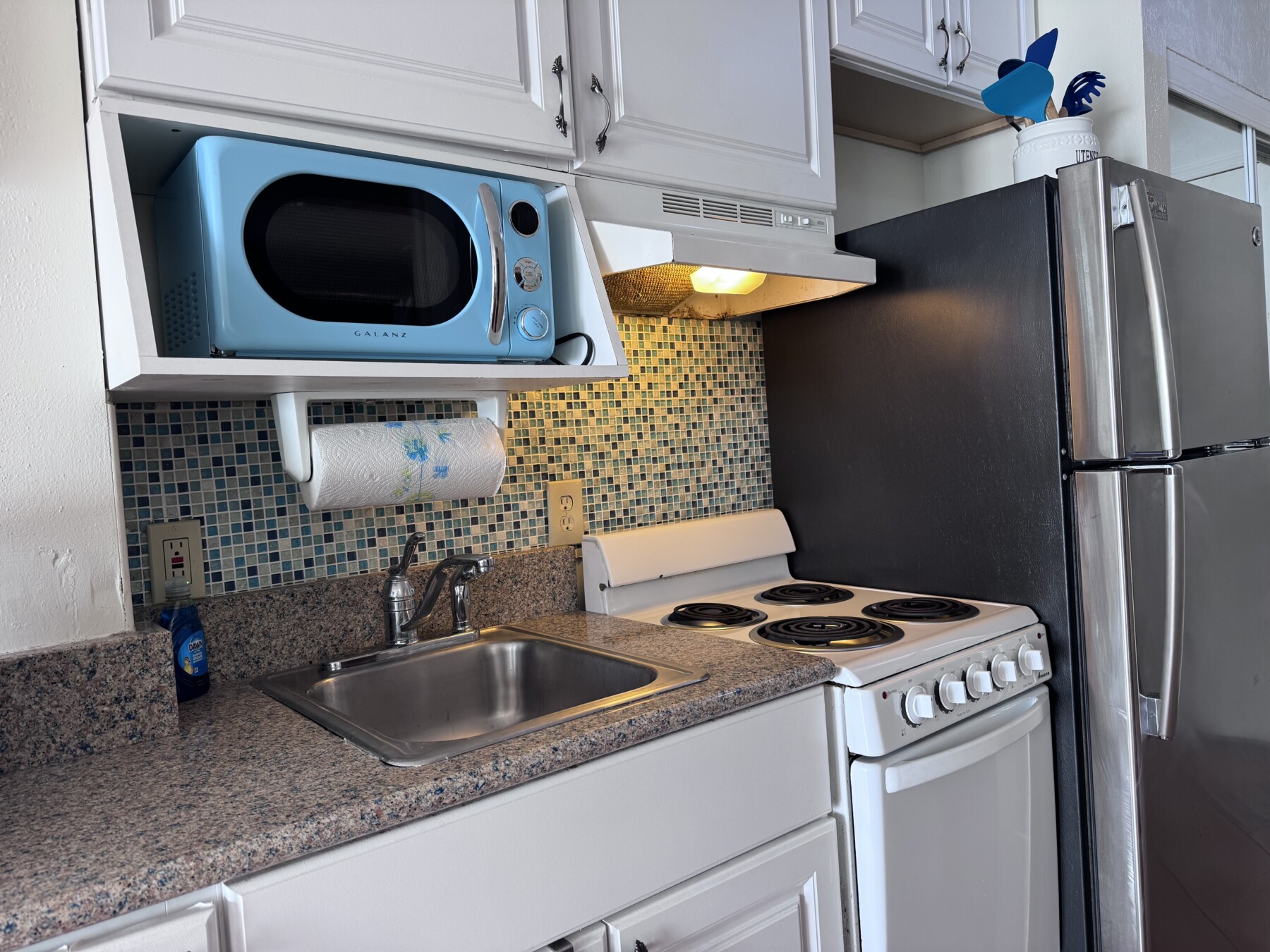 cute kitchenette perfect for morning breakfast and light lunches.