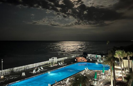 Perfect full moon night with the pool and ocean inviting us in !!