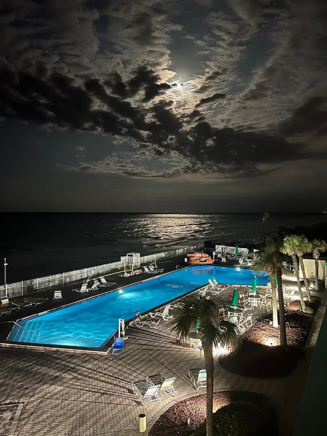 Perfect full moon night with the pool and ocean inviting us in !!