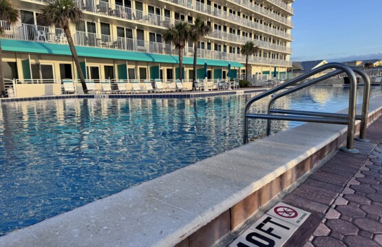 Huge heated pool and 10' deep